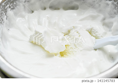 冷やしてどんどん固まる牛乳ホイップ 141145783