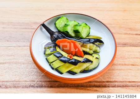 皿に盛り付けられた夏野菜の浅漬け 皿に盛り付けられた夏野菜の浅漬け 141145804