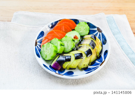 皿に盛り付けられた夏野菜の浅漬け 皿に盛り付けられた夏野菜の浅漬け 141145806