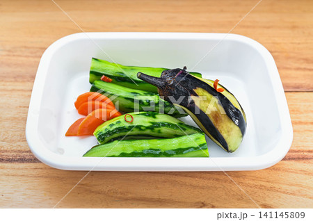 白いバットに盛られた自家製の夏野菜の浅漬け 白いバットに盛られた自家製の夏野菜の浅漬け 141145809