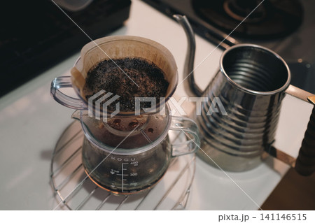 コーヒーをハンドドリップで淹れる 141146515