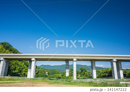 大津市仰木の田園地帯を通る国道161号線 滋賀県 大津市仰木の田園地帯を通る国道161号線 滋賀県 141147222