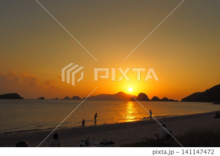 座間味島、阿真ビーチの夕暮れ 夏風景 座間味島、阿真ビーチの夕暮れ 夏風景 141147472