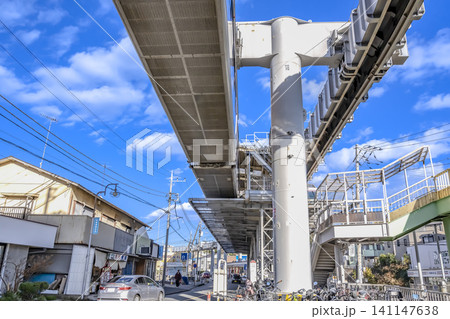 神奈川県鎌倉市の都市風景 西鎌倉駅に到着する湘南モノレール 神奈川県鎌倉市の都市風景 西鎌倉駅に到着する湘南モノレール 141147638
