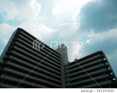 見上げた高層マンションと白い雲 見上げた高層マンションと白い雲 141147835