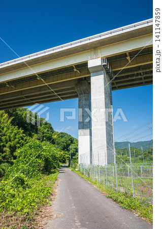 大津市仰木の田園地帯を通る国道161号線 滋賀県 大津市仰木の田園地帯を通る国道161号線 滋賀県 141147859