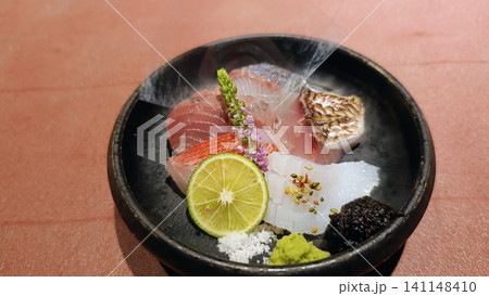 彩り豊かな刺身の盛り合わせ 和食のお造り 141148410