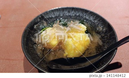 かつお節を添えた和食の椀物 温かい一品料理 かつお節を添えた和食の椀物 温かい一品料理 141148412