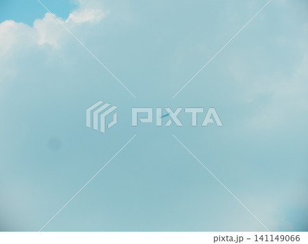 青空にぽつんと浮かぶ航空機のシルエット 青空にぽつんと浮かぶ航空機のシルエット 141149066
