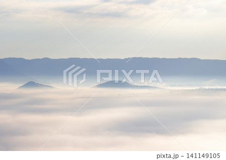 雲海に浮かぶ山 141149105