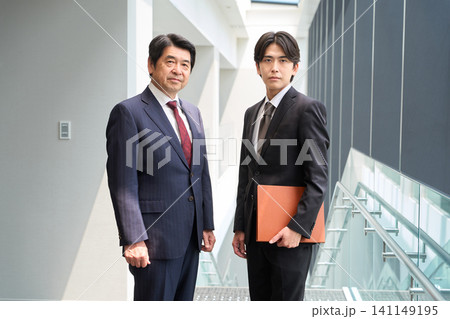 真剣な表情で立つ2人のビジネスパーソン 141149195