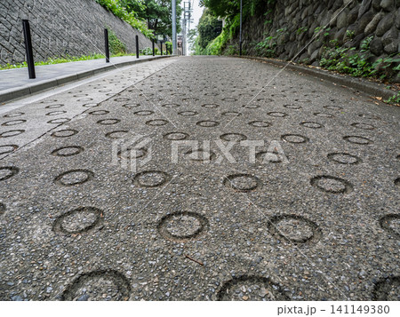 急坂に施された真空コンクリート舗装の路面 急坂に施された真空コンクリート舗装の路面 141149380