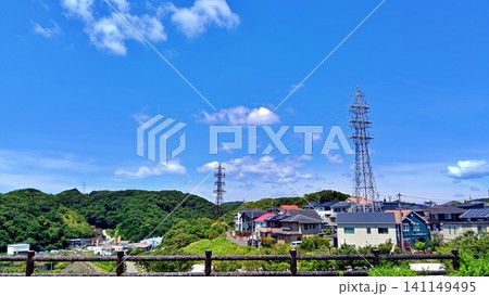 夏の青空と鉄塔のある住宅街の風景 141149495