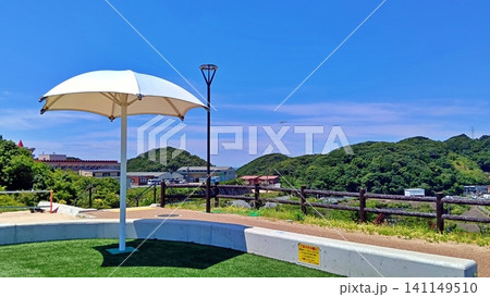 夏の青空と日よけパラソルのある風景 夏の青空と日よけパラソルのある風景 141149510