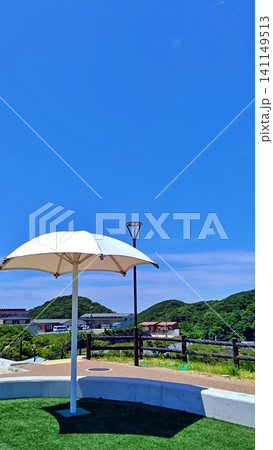 夏の青空と日よけパラソルのある風景 夏の青空と日よけパラソルのある風景 141149513