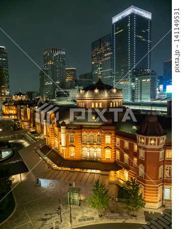 夜に輝くライトアップされた駅舎 141149531