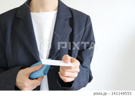名刺を差し出す名刺入れを持ったビジネスウーマン 141149555
