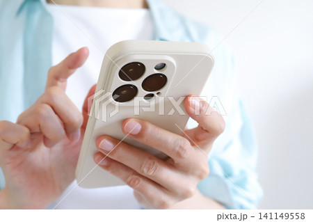 スマホを操作する手元 スマホを操作する手元 141149558