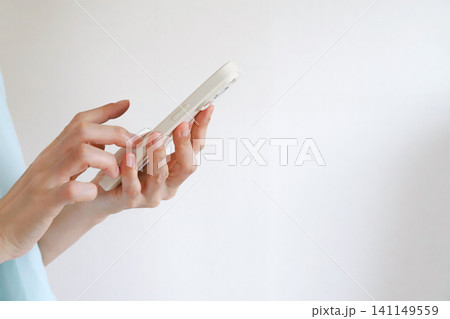 スマホを操作する手元 スマホを操作する手元 141149559