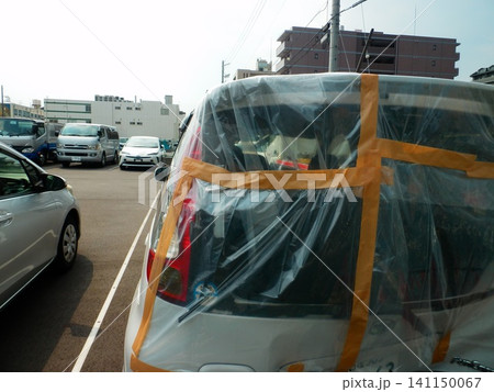 ビニールとテープで養生された車 ビニールとテープで養生された車 141150067
