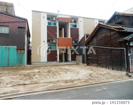 建物に囲まれた長方形の空き地 建物に囲まれた長方形の空き地 141150073