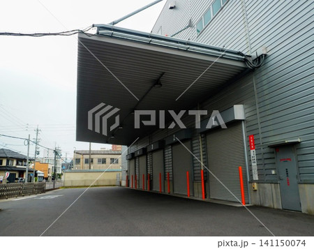倉庫の大型トラック搬入口と大きな庇 倉庫の大型トラック搬入口と大きな庇 141150074