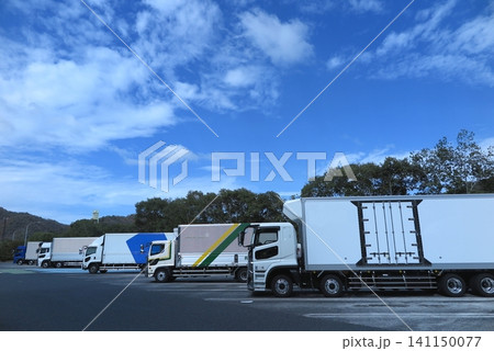 高速道路のパーキングエリア、駐車中の大型パネルバントラック(左向き斜め方向から5台、車体前半分) 高速道路のパーキングエリア、駐車中の大型パネルバントラック(左向き斜め方向から5台、車体前半分) 141150077
