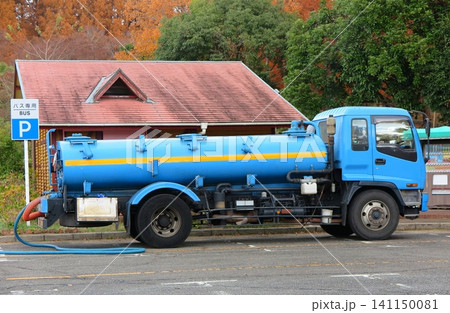 森林公園の公衆トイレで作業中の、大型バキュームカー(右向き) 森林公園の公衆トイレで作業中の、大型バキュームカー(右向き) 141150081