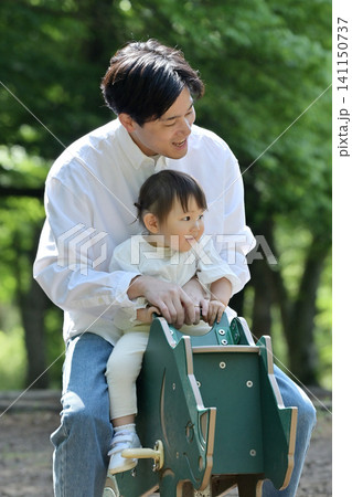 公園でスプリング遊具を楽しむ娘と父親 公園でスプリング遊具を楽しむ娘と父親 141150737