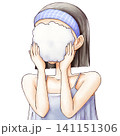 たくさんの泡で洗顔中の若い女性のイラスト 141151306