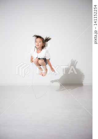縄跳びを楽しむ日本人の女の子 運動能力を育む子どもの体力づくり世スポーツのイメージ 縄跳びを楽しむ日本人の女の子 運動能力を育む子どもの体力づくり世スポーツのイメージ 141152254