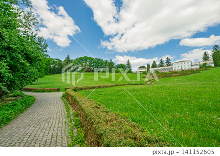 Spring landscape in Sofiyevsky Park 141152605