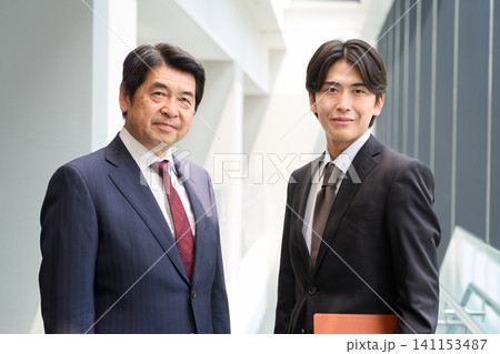 真剣な表情で立つ2人のビジネスパーソン 141153487
