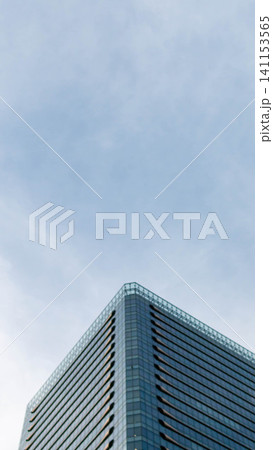 曇天の空と高層オフィスビルのローアングル風景 曇天の空と高層オフィスビルのローアングル風景 141153565