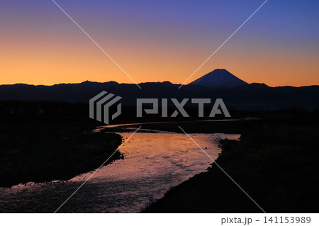 夜明けの冨士川と富士山 141153989