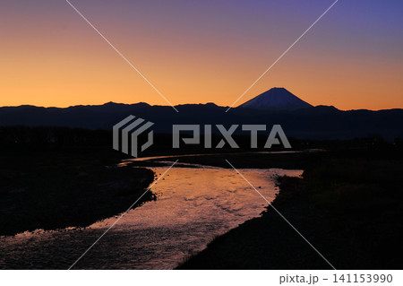 夜明けの冨士川と富士山 141153990