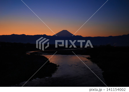 夜明けの冨士川と富士山 夜明けの冨士川と富士山 141154002