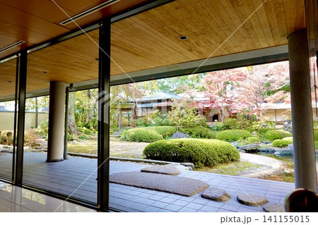 京都府立府民ホール　京都府公館　庭園・茶室の紅葉が見える風景　京都市上京区 141155015