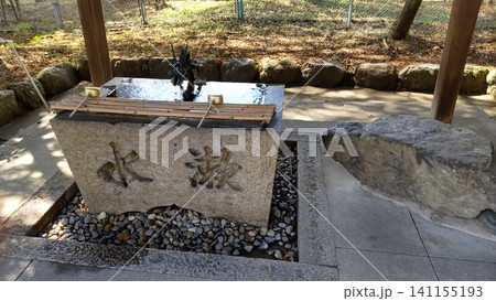 参拝前に身を清める神社の手水舎 参拝前に身を清める神社の手水舎 141155193