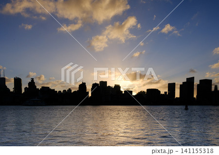 上海の都市スカイライン逆光風景 141155318