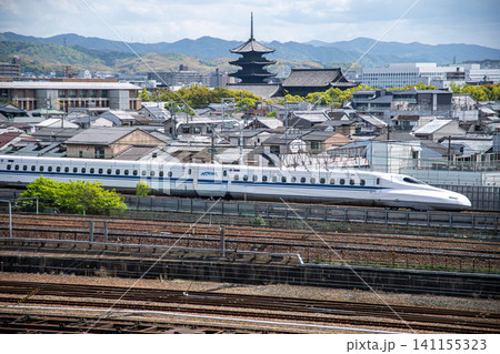 東寺の五重塔を背景に走り抜ける東海道山陽新幹線 東寺の五重塔を背景に走り抜ける東海道山陽新幹線 141155323