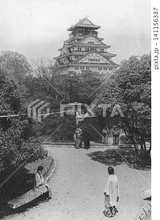 古写真　1933年　大阪城天守閣と着物姿の観光客 141156387