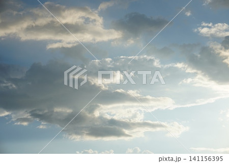 雲の隙間から見える太陽 雲の隙間から見える太陽 141156395