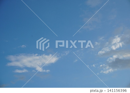 青空に浮かぶ雲 141156396