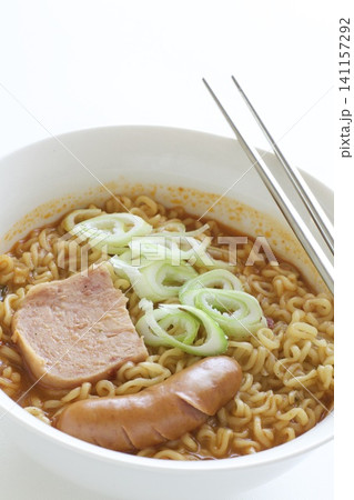 スパムやソーセージをトッピングした韓国ラーメン 141157292