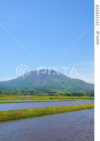 黒姫山と水張りされた水田【上水内郡信濃町】 黒姫山と水張りされた水田【上水内郡信濃町】 141158359