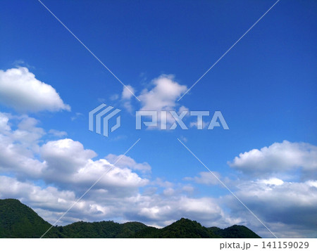 青空に浮かぶ夏雲と緑の山並みの風景 141159029