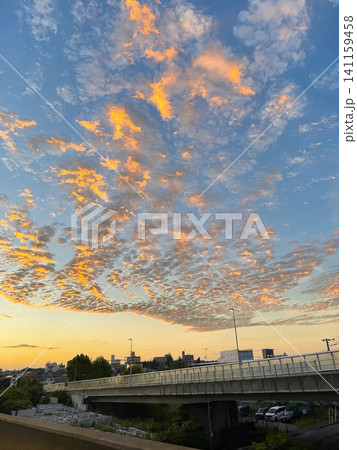 美しい夕暮れ空と印象的な雲の風景 美しい夕暮れ空と印象的な雲の風景 141159458