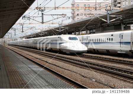 岐阜羽島駅を通過する東海道新幹線 141159486
