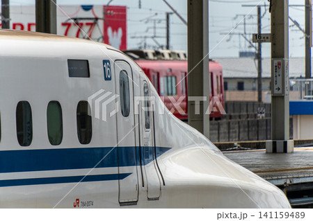 岐阜羽島駅を通過する東海道新幹線と名鉄羽島線 岐阜羽島駅を通過する東海道新幹線と名鉄羽島線 141159489